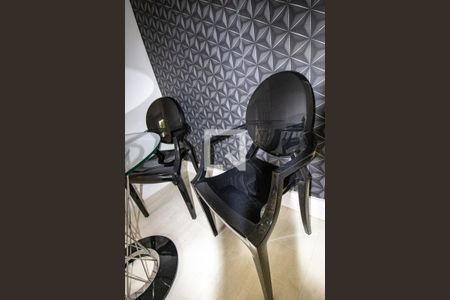 Sala- detalhe textura da parede e cadeiras de apartamento à venda com 1 quarto, 33m² em Indianópolis, São Paulo