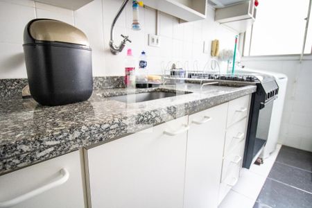 Apartamento à venda com 33m², 1 quarto e 1 vaga Apartamento à venda com 33m², 1 quarto e 1 vagaCozinha- detalhe bancada com armários, pia e fogão