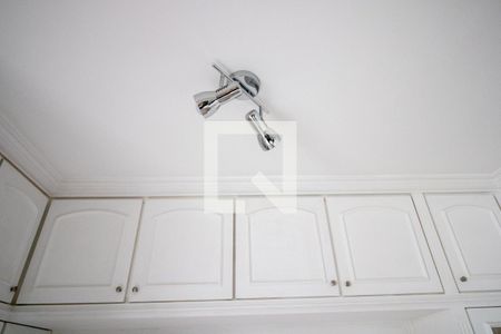 Quarto- detalhe armários, teto e luminária de apartamento à venda com 1 quarto, 33m² em Indianópolis, São Paulo