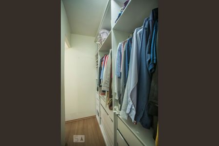 Casa à venda com 240m², 3 quartos e 4 vagas Casa à venda com 240m², 3 quartos e 4 vagasCloset