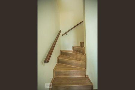 Casa à venda com 240m², 3 quartos e 4 vagas Casa à venda com 240m², 3 quartos e 4 vagasEscadas - Quarto