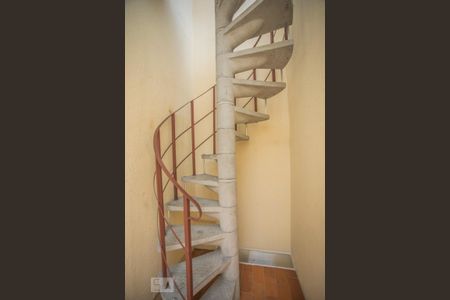 Casa à venda com 240m², 3 quartos e 4 vagas Casa à venda com 240m², 3 quartos e 4 vagasEscadas - Terraço