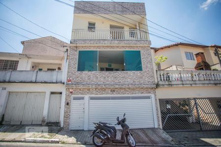 Casa à venda com 240m², 3 quartos e 4 vagas Casa à venda com 240m², 3 quartos e 4 vagasFachada