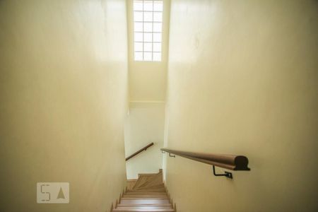 Casa à venda com 240m², 3 quartos e 4 vagas Casa à venda com 240m², 3 quartos e 4 vagasEscadas - Quartos