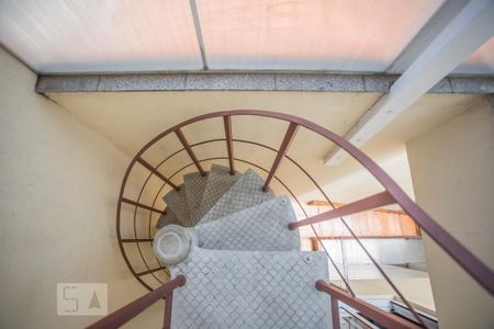 Casa à venda com 240m², 3 quartos e 4 vagas Casa à venda com 240m², 3 quartos e 4 vagasEscadas - Terraço