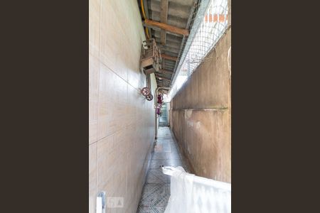 Casa à venda com 130m², 4 quartos e 2 vagasCorredor lateral externo