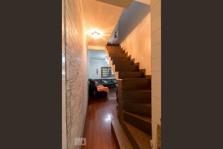 Escadas de casa para alugar com 4 quartos, 130m² em Jardim Rosa de França, Guarulhos
