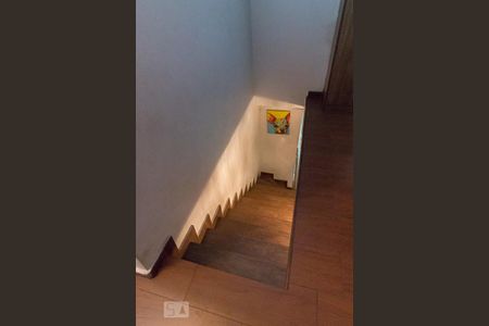 Casa à venda com 130m², 4 quartos e 2 vagasEscadas