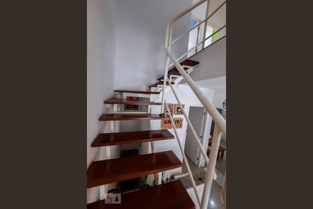 Casa de condomínio à venda com 307m², 4 quartos e 4 vagasEscada