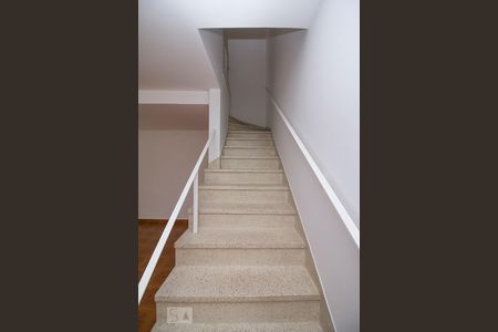 Casa para alugar com 163m², 2 quartos e 1 vagaEscada - Acesso piso superior