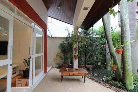 Casa à venda com 263m², 4 quartos e 3 vagas Casa à venda com 263m², 4 quartos e 3 vagasÁrea Externa