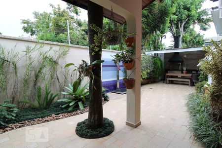 Casa à venda com 263m², 4 quartos e 3 vagas Casa à venda com 263m², 4 quartos e 3 vagasÁrea Externa