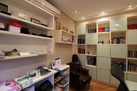 Casa à venda com 263m², 4 quartos e 3 vagas Casa à venda com 263m², 4 quartos e 3 vagasEscritório