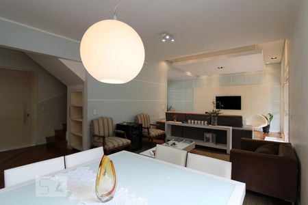 Casa à venda com 263m², 4 quartos e 3 vagas Casa à venda com 263m², 4 quartos e 3 vagasSala