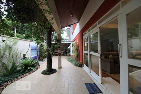 Casa à venda com 263m², 4 quartos e 3 vagas Casa à venda com 263m², 4 quartos e 3 vagasÁrea Externa