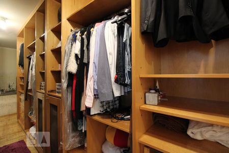 Casa à venda com 263m², 4 quartos e 3 vagas Casa à venda com 263m², 4 quartos e 3 vagasCloset