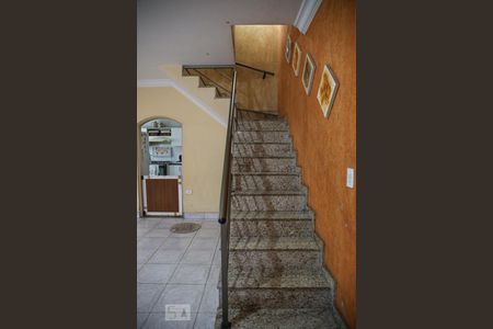Escada de casa para alugar com 4 quartos, 460m² em Rudge Ramos, São Bernardo do Campo