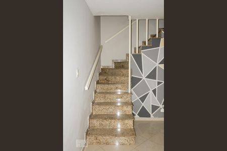 Escadas de casa à venda com 2 quartos, 130m² em Jardim São Miguel, São Paulo