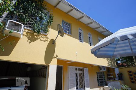 Casa à venda com 381m², 5 quartos e 5 vagasCasa Fundos 2 dormt.