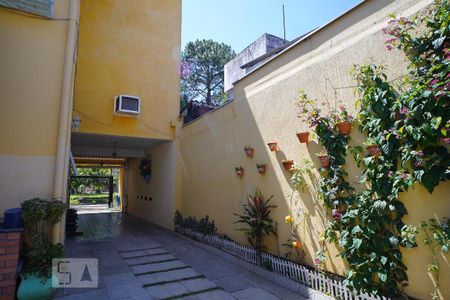 Casa à venda com 381m², 5 quartos e 5 vagasVista lateral Entrada Garagem