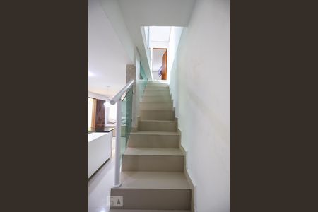 Escada de casa à venda com 3 quartos, 75m² em Vila Ester (zona Norte), São Paulo