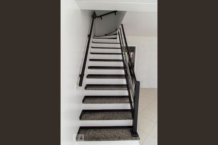 Casa de condomínio à venda com 150m², 3 quartos e 2 vagas Casa de condomínio à venda com 150m², 3 quartos e 2 vagasEscadas