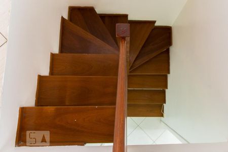 Casa de condomínio à venda com 150m², 3 quartos e 2 vagas Casa de condomínio à venda com 150m², 3 quartos e 2 vagasEscadas