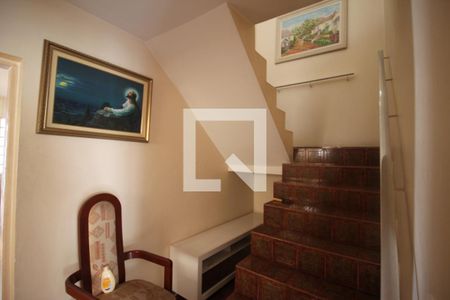 Escadas de casa para alugar com 4 quartos, 200m² em Jardim Luanda, São Paulo