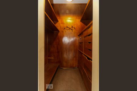 Casa à venda com 357m², 3 quartos e 3 vagasQuarto 1 - closet