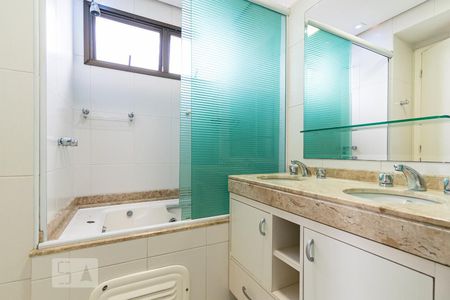Apartamento à venda com 280m², 3 quartos e 4 vagasBanheiro da Suíte 1