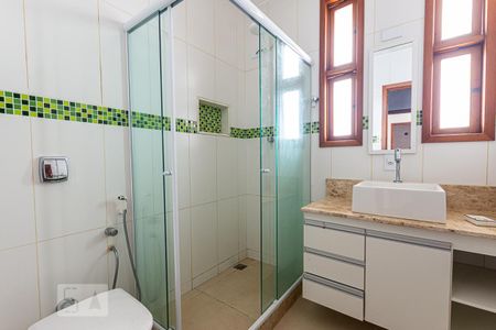 Casa de condomínio à venda com 362m², 4 quartos e 2 vagas Casa de condomínio à venda com 362m², 4 quartos e 2 vagasBanheiro da Suíte 2