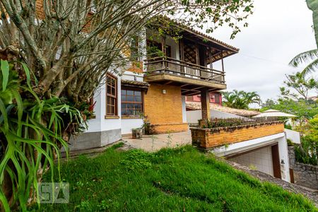 Casa de condomínio à venda com 362m², 4 quartos e 2 vagas Casa de condomínio à venda com 362m², 4 quartos e 2 vagasFachada