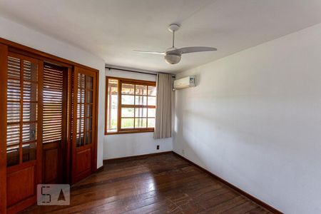Casa de condomínio à venda com 362m², 4 quartos e 2 vagas Casa de condomínio à venda com 362m², 4 quartos e 2 vagasSuite 3