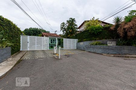 Casa de condomínio à venda com 362m², 4 quartos e 2 vagas Casa de condomínio à venda com 362m², 4 quartos e 2 vagasFrente do condominio