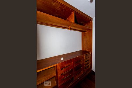 Casa de condomínio à venda com 362m², 4 quartos e 2 vagas Casa de condomínio à venda com 362m², 4 quartos e 2 vagasCloset da Suite 3