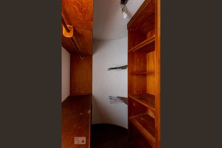 Casa de condomínio à venda com 362m², 4 quartos e 2 vagas Casa de condomínio à venda com 362m², 4 quartos e 2 vagasCloset da Suite 3