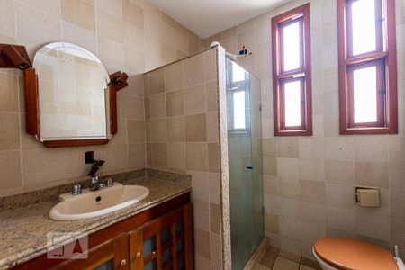 Casa de condomínio à venda com 362m², 4 quartos e 2 vagas Casa de condomínio à venda com 362m², 4 quartos e 2 vagasBanheiro