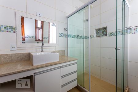 Casa de condomínio à venda com 362m², 4 quartos e 2 vagas Casa de condomínio à venda com 362m², 4 quartos e 2 vagasBanheiro da Suíte 1