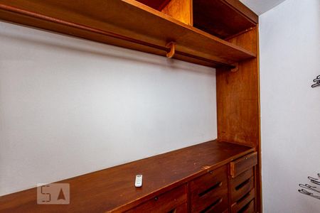 Casa de condomínio à venda com 362m², 4 quartos e 2 vagas Casa de condomínio à venda com 362m², 4 quartos e 2 vagasCloset da Suite 3