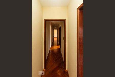 Casa à venda com 300m², 3 quartos e 6 vagasCorredor