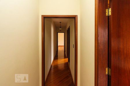 Casa à venda com 300m², 3 quartos e 6 vagasCorredor