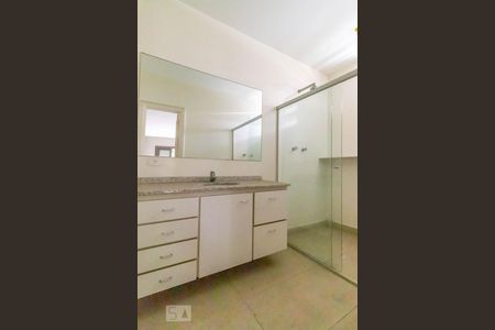 Casa à venda com 400m², 4 quartos e 3 vagasBanheiro da suíte 1