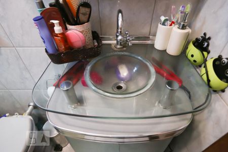 Casa à venda com 100m², 2 quartos e 2 vagasDetalhe banheiro