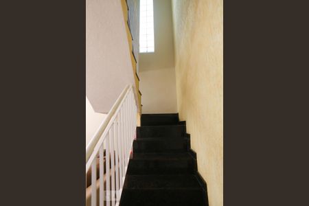 Casa à venda com 100m², 2 quartos e 2 vagasEscada