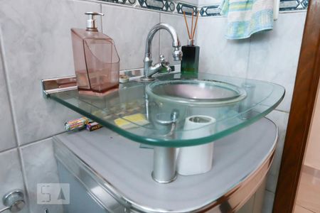 Casa à venda com 100m², 2 quartos e 2 vagasDetalhe banheiro