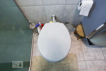 Casa à venda com 100m², 2 quartos e 2 vagasDetalhe banheiro