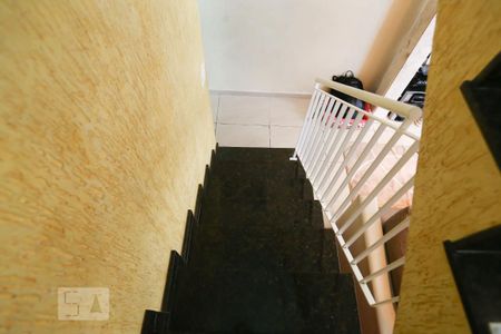 Casa à venda com 100m², 2 quartos e 2 vagasEscada