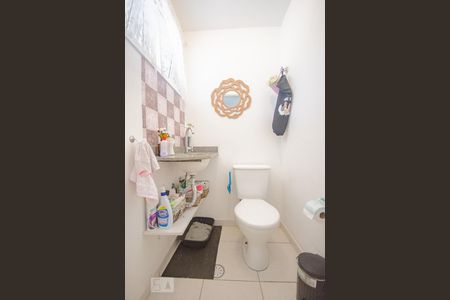 Casa de condomínio à venda com 112m², 3 quartos e 2 vagasLavabo