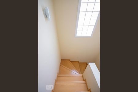 Casa de condomínio à venda com 250m², 3 quartos e 2 vagasEscadas