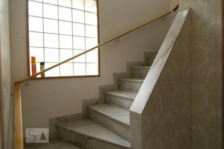 Casa à venda com 365m², 4 quartos e 4 vagasEscada